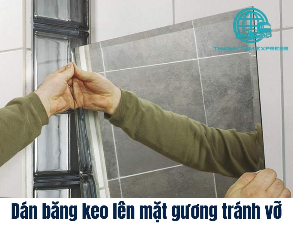 Dán băng keo lên mặt gương tránh vỡ
