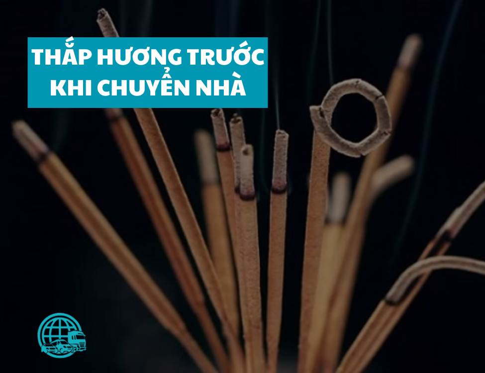Thắp hương trước khi chuyển nhà