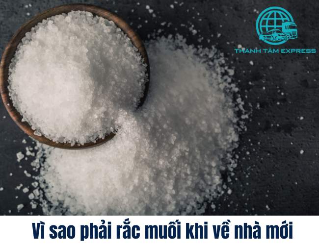 Rắc muối khi về nhà mới