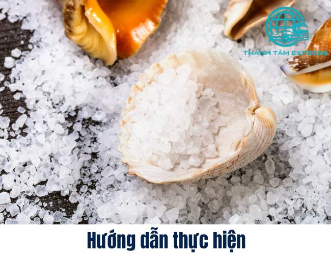 Rắc muối khi về nhà mới